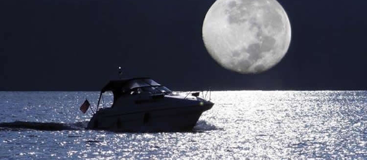 Nighttime-Boating