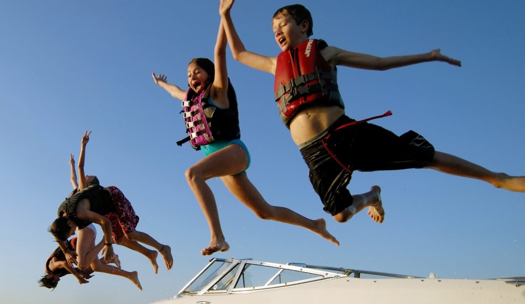 web-DiscoverBoating-fun-kids-jumping-1024x812_0